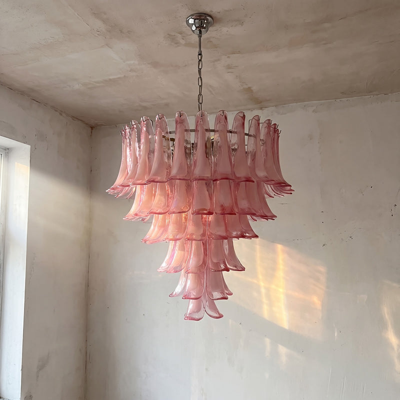 Suspension grand lustre rose pastel style Murano vue d'ensemble, avec ses pétales de verre soufflé arrangés en cascade florale élégante.