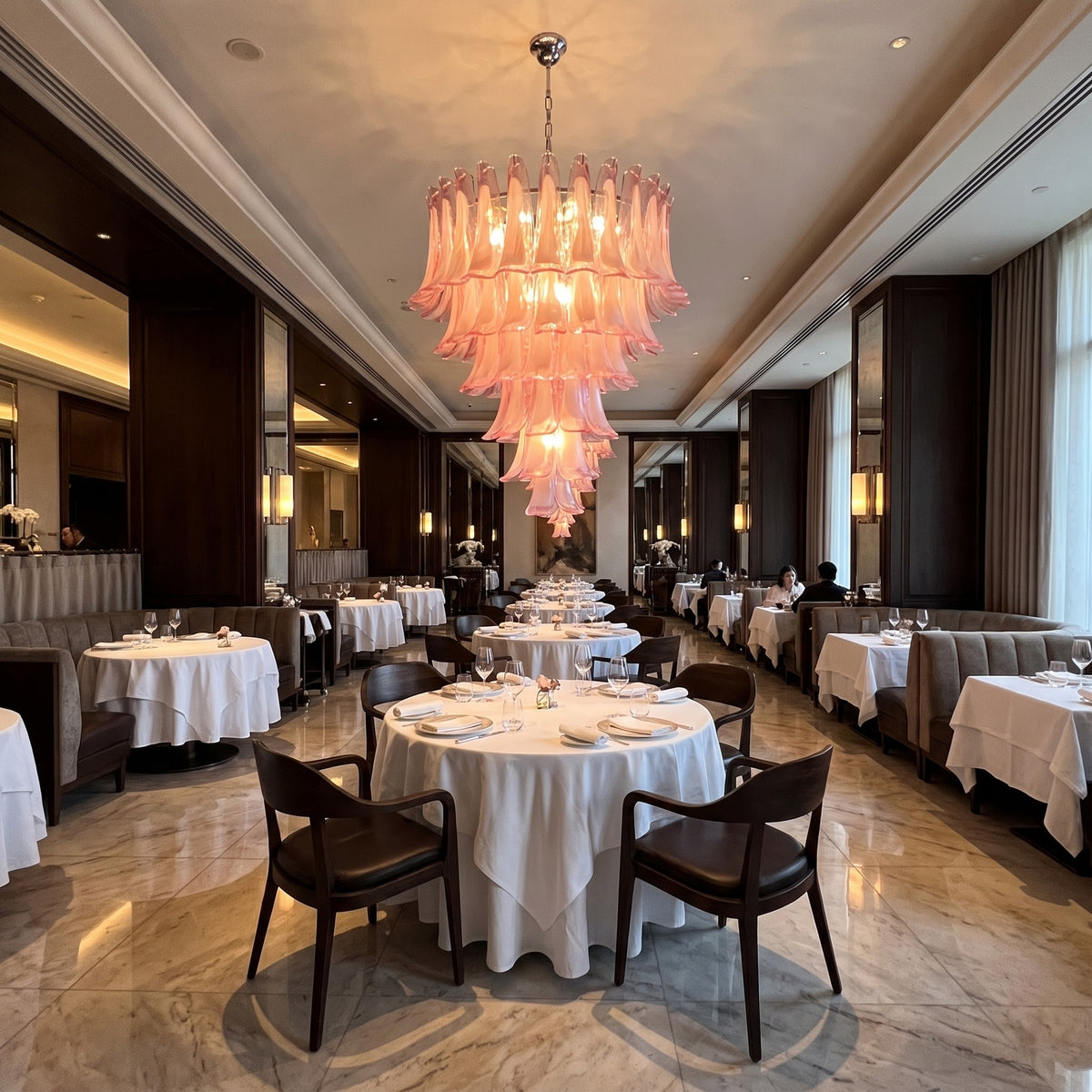 Le lustre en verre rose pastel avec sa chaîne de suspension en métal chromé poli, prêt à être installé pour un éclairage raffiné.