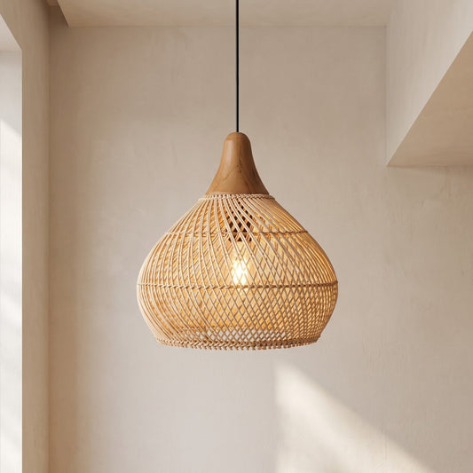 Suspension luminaire moderne en rotin tressé et bois clair, style japonais, idéale pour un salon lumineux et naturel et une ambiance apaisante.