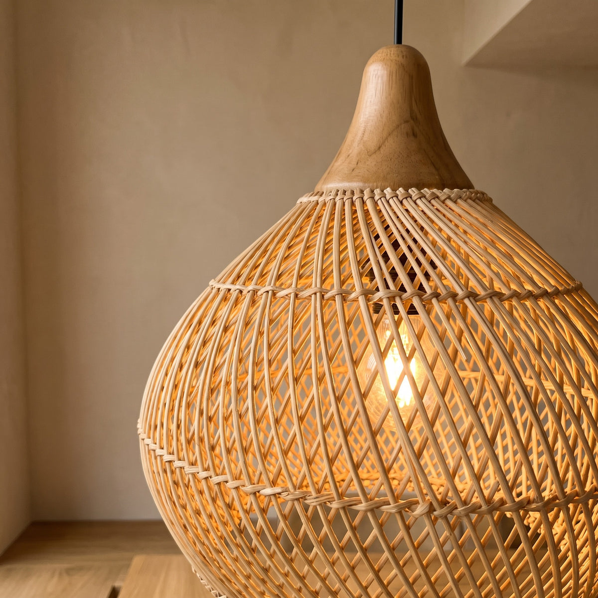 Détail du support supérieur en bois clair de la suspension, accentuant son esthétique organique et intemporelle dans tout intérieur.