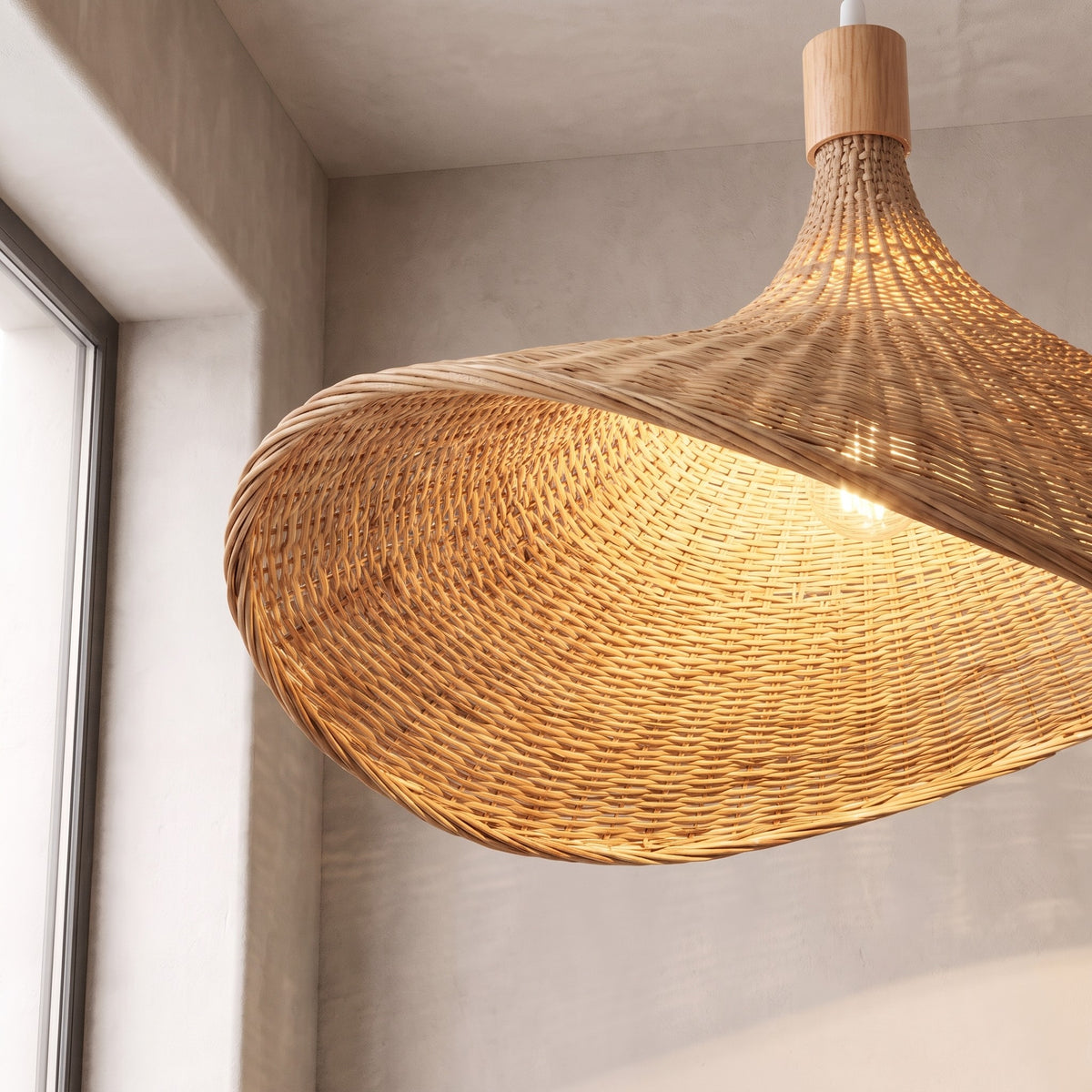 Vue latérale de la suspension en rotin tressé de 50 cm, montrant sa forme élégante et évasée, idéale pour diffuser une lumière ambiante.