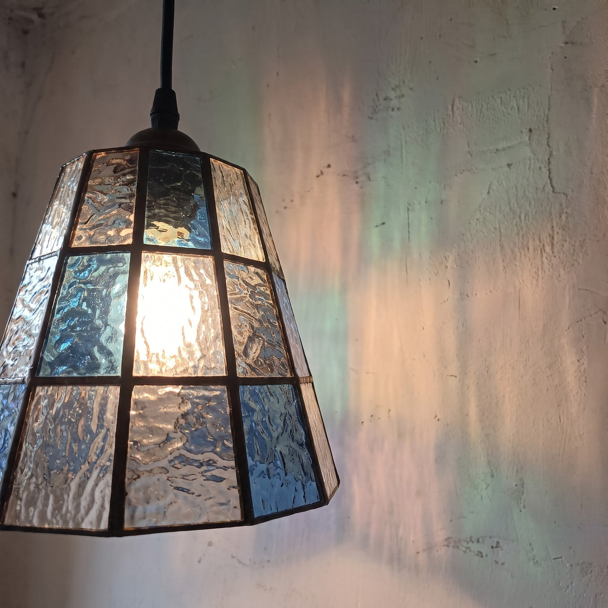 Détail de la texture du verre, avec des motifs en relief qui rappellent l'art verrier vénitien et la technique de pliage à chaud.