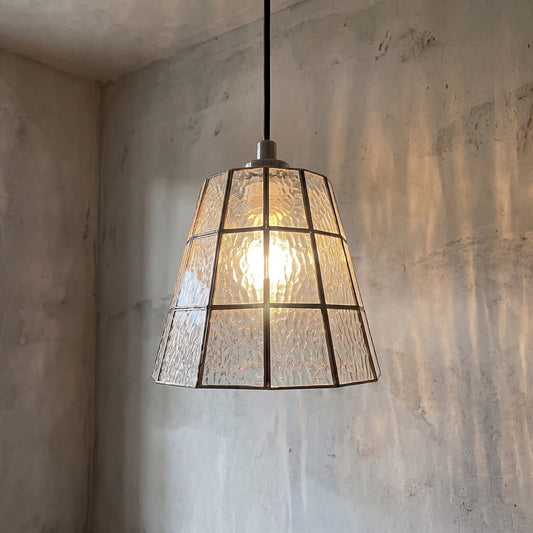 Vue d'ensemble de la suspension en verre texturé clair, style Art Déco, parfaite pour éclairer un îlot de cuisine avec élégance.