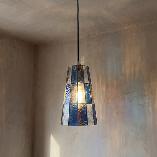 Suspension en verre teinté bleu ambré, vue d'ensemble, avec son abat-jour conique et son câble réglable.