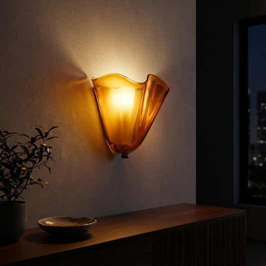 Applique murale allumée dans une chambre, créant une ambiance douce et relaxante, mettant en valeur le style rétro français du luminaire.