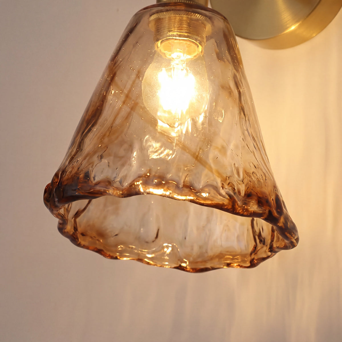 Détail de la texture ondulée du verre ambré de l'abat-jour, capturant son style Murano distinctif.