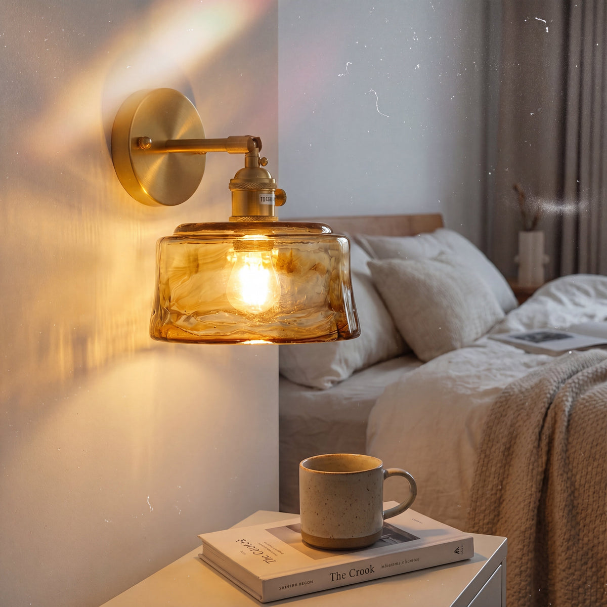 Gros plan sur le culot E27 de l'applique murale, compatible avec les ampoules LED, en laiton brossé détaillé.
