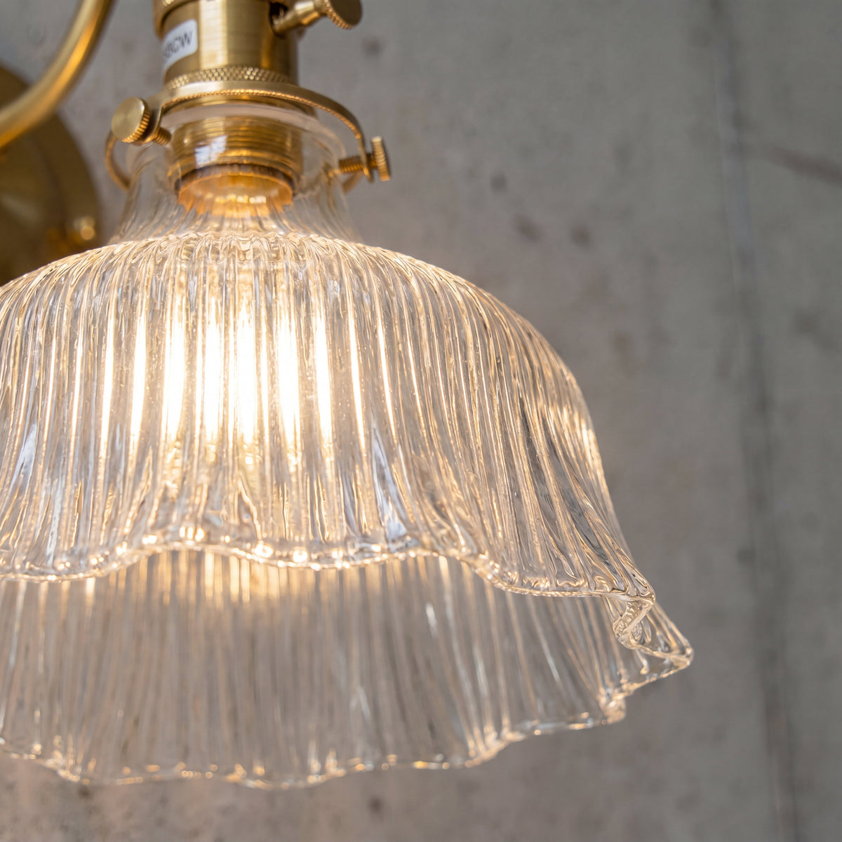 Gros plan sur le culot E27 de l'applique murale vintage, prêt à accueillir une ampoule LED pour un éclairage optimal.