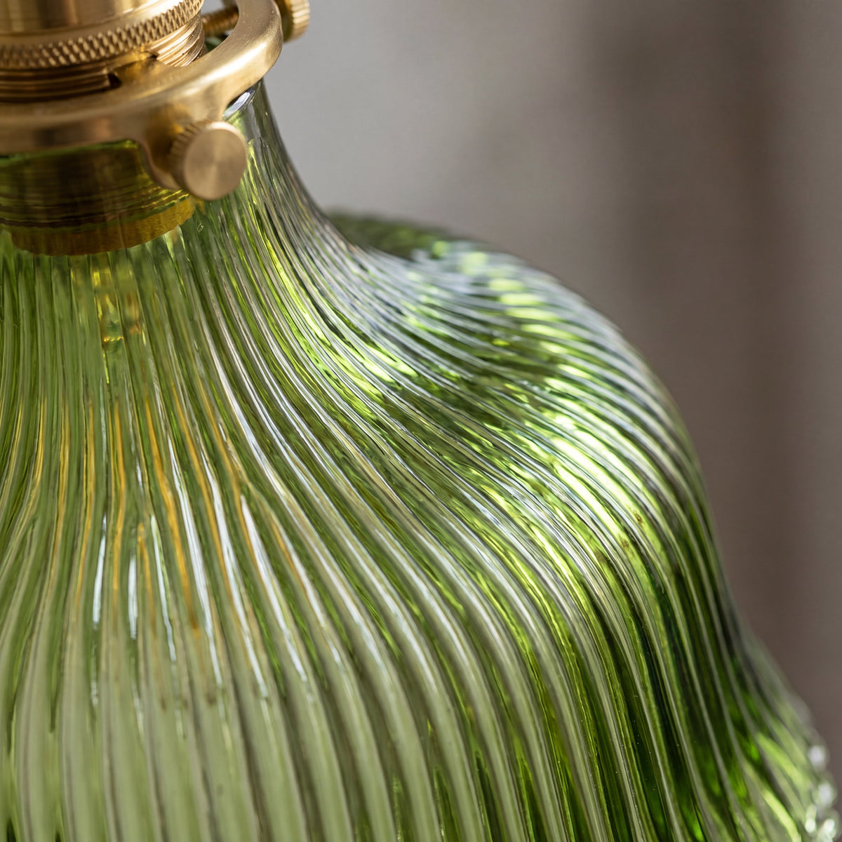 Détail de l'abat-jour en verre cannelé vert de l'applique murale, mettant en valeur sa texture unique et sa teinte élégante.