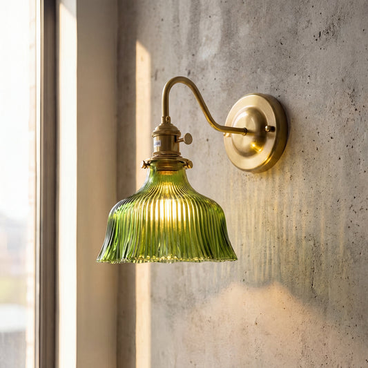 Vue d'ensemble de l'applique murale vintage en laiton et verre cannelé vert, diffusant une lumière chaude dans un intérieur classique.