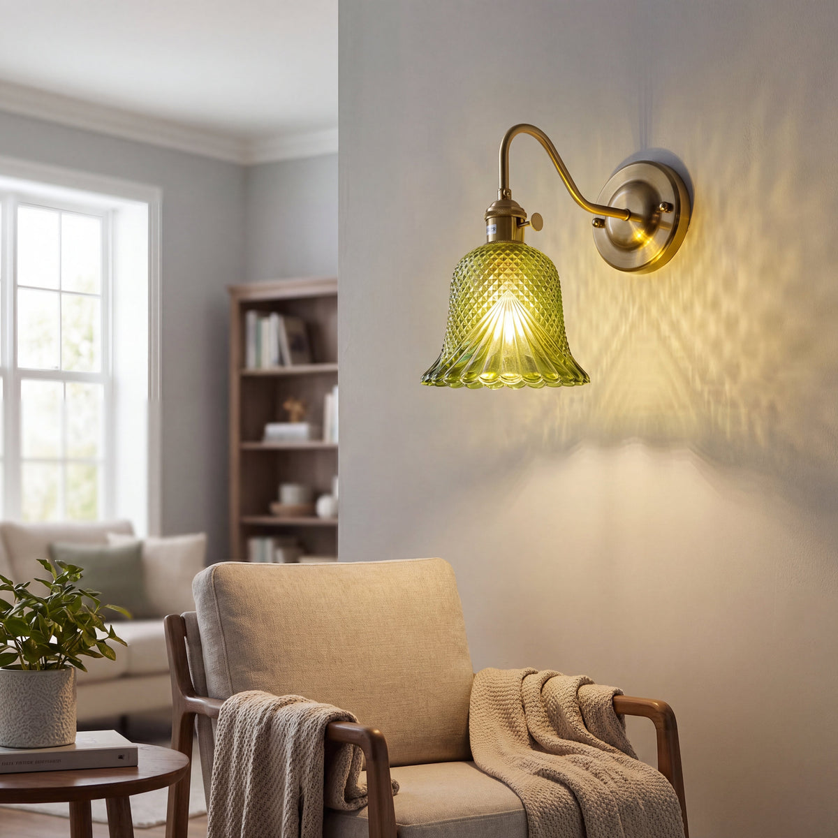 Applique murale Art Déco avec son bras en laiton doré et sa base ronde, fixée contre une surface murale.