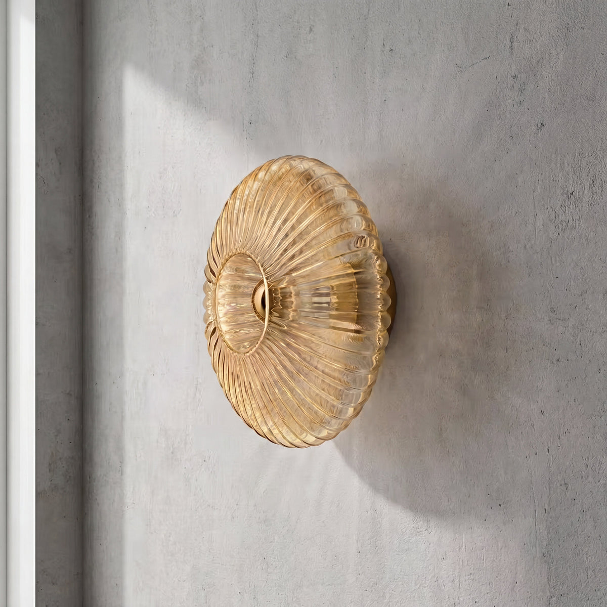Vue d'ensemble de l'applique murale D.24cm en verre cognac, soulignant ses dimensions idéales pour un espace de vie compact.