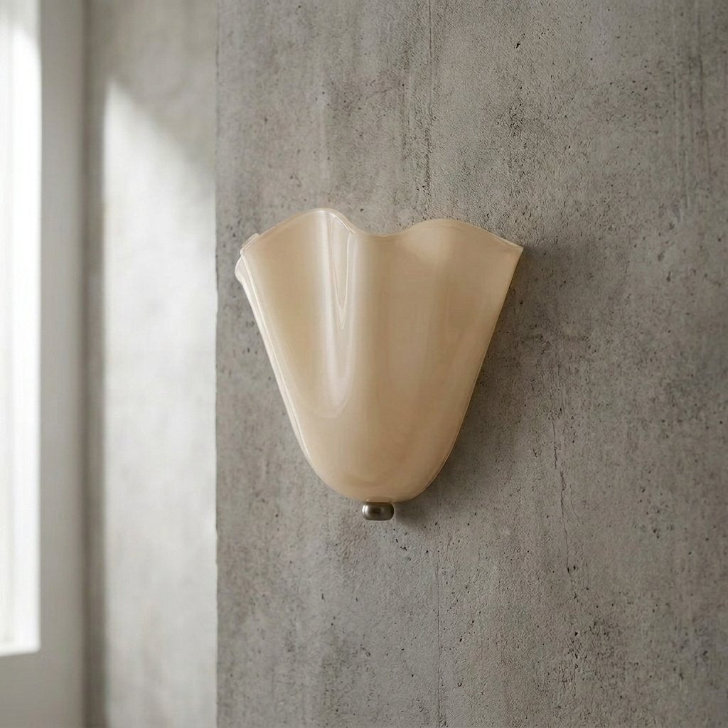 Vue de profil de l'applique Murano, soulignant son épaisseur et la manière dont le verre diffuse la lumière uniformément.