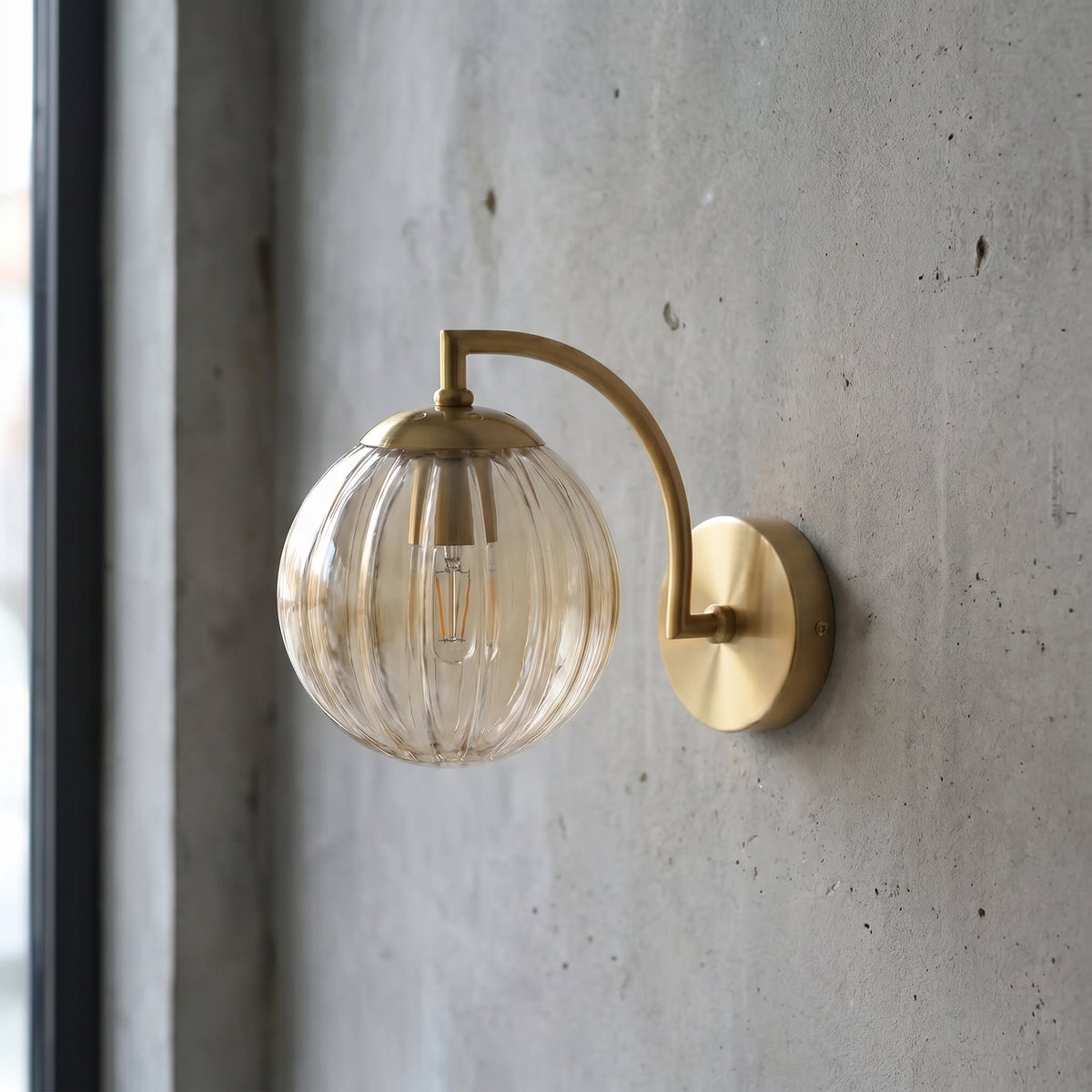 Applique vintage avec ampoule LED filament E14 visible à travers le verre ambré, idéale pour un éclairage d'appoint chaleureux et élégant.