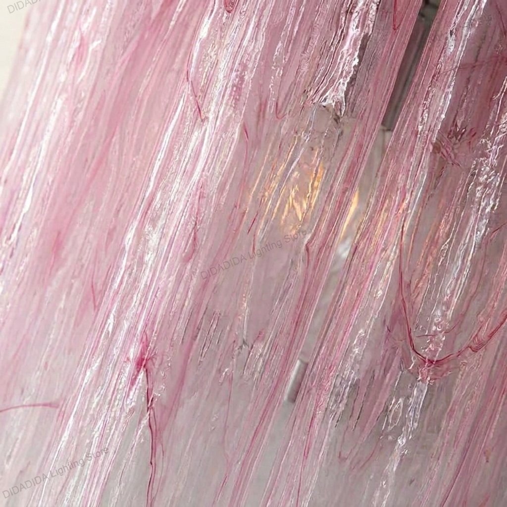 Lumière chaleureuse diffusée par l'applique murale vintage, mettant en valeur les nuances du verre rose ambré texturé.