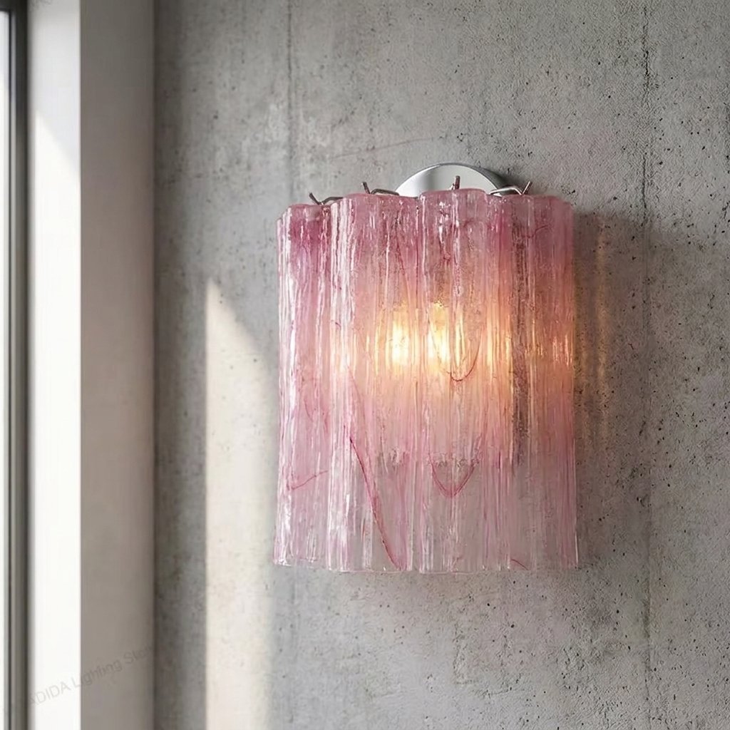 Applique murale style Murano vintage, verre soufflé rose ambré, éclairant une entrée avec élégance et une lumière douce.