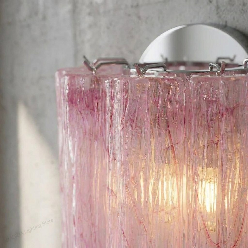 Détail du support en acier inoxydable de l'applique murale style Murano, soutenant le diffuseur en verre soufflé rose.