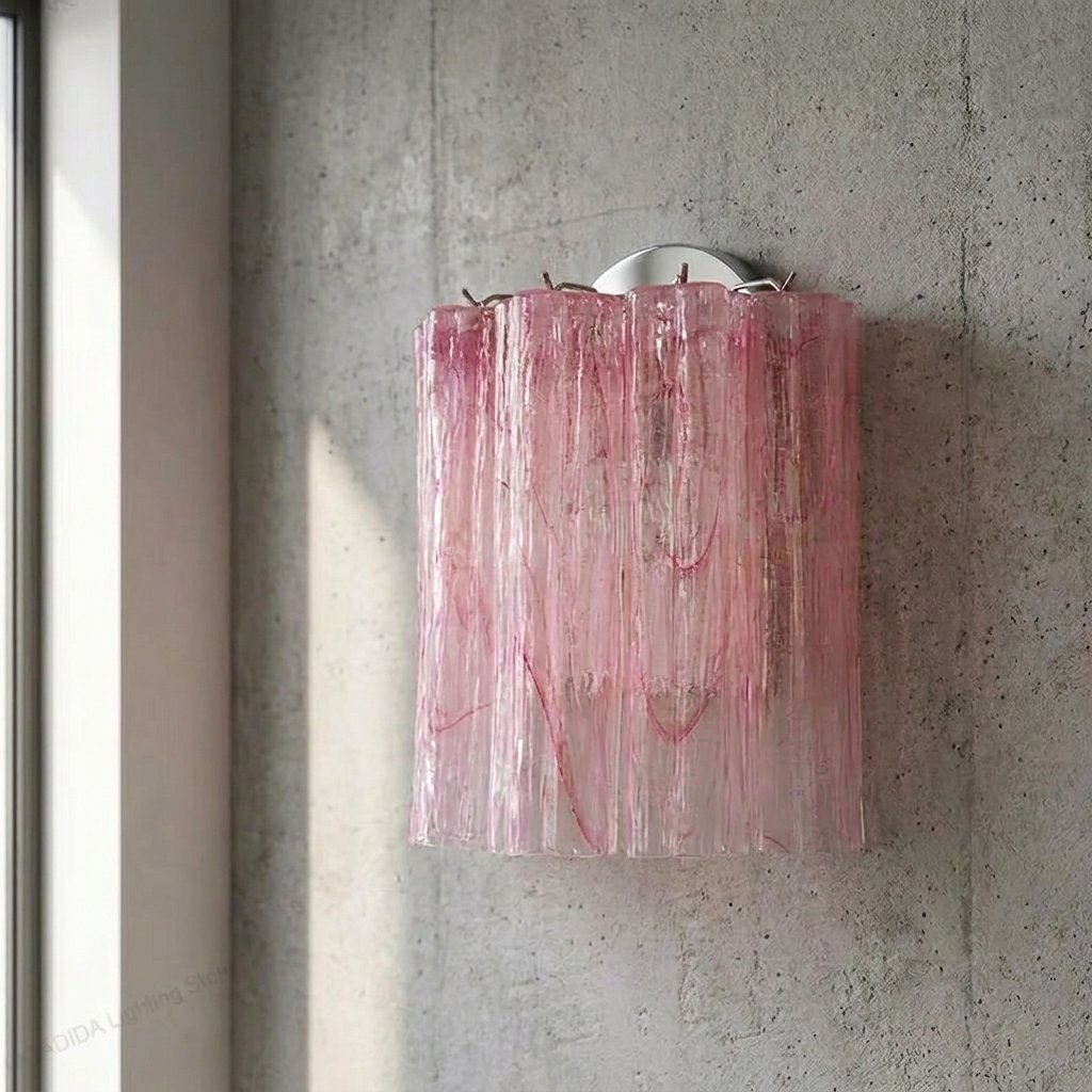 Profil de l'applique murale en verre soufflé rose ambré, soulignant sa forme cylindrique et son installation murale discrète.