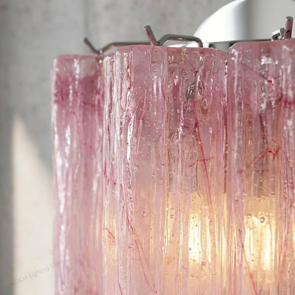 Vue rapprochée de l'applique murale Murano, montrant la texture unique du verre rose ambré et ses délicats reflets lumineux.