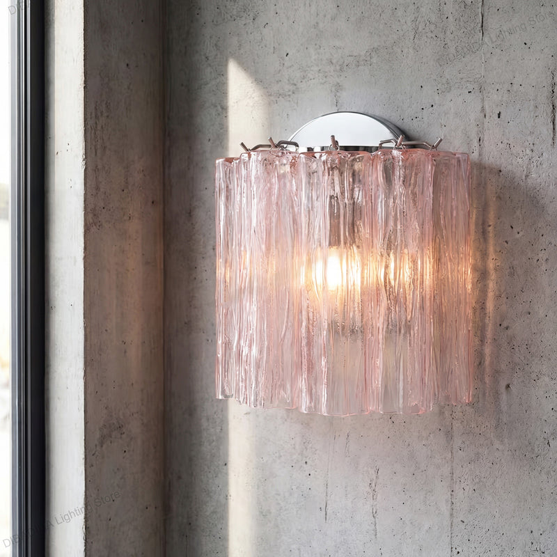 Applique murale design en verre nervuré rosé, éclairant une pièce moderne avec élégance et une lumière douce.