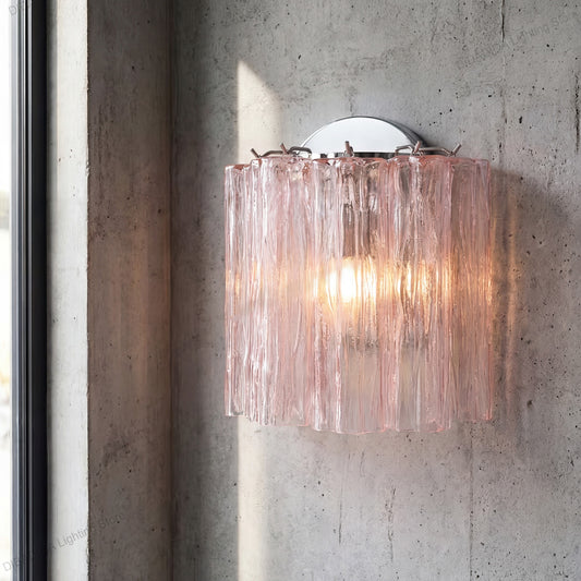 Applique murale design en verre nervuré rosé, éclairant une pièce moderne avec élégance et une lumière douce.