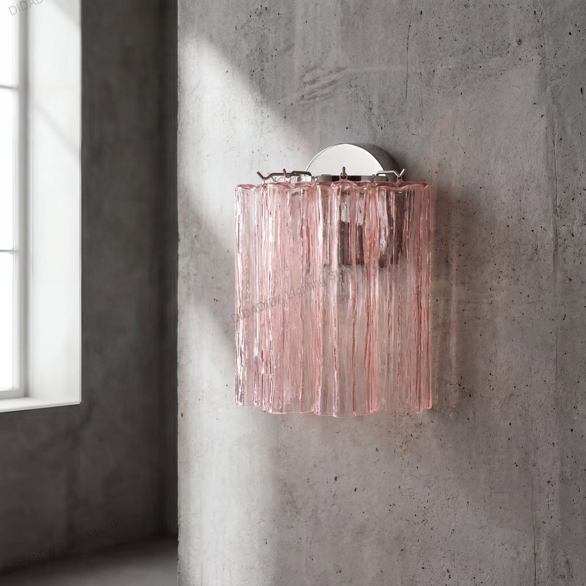 Vue rapprochée de l'applique style Murano, révélant la texture délicate du verre soufflé rosé et ses nervures.