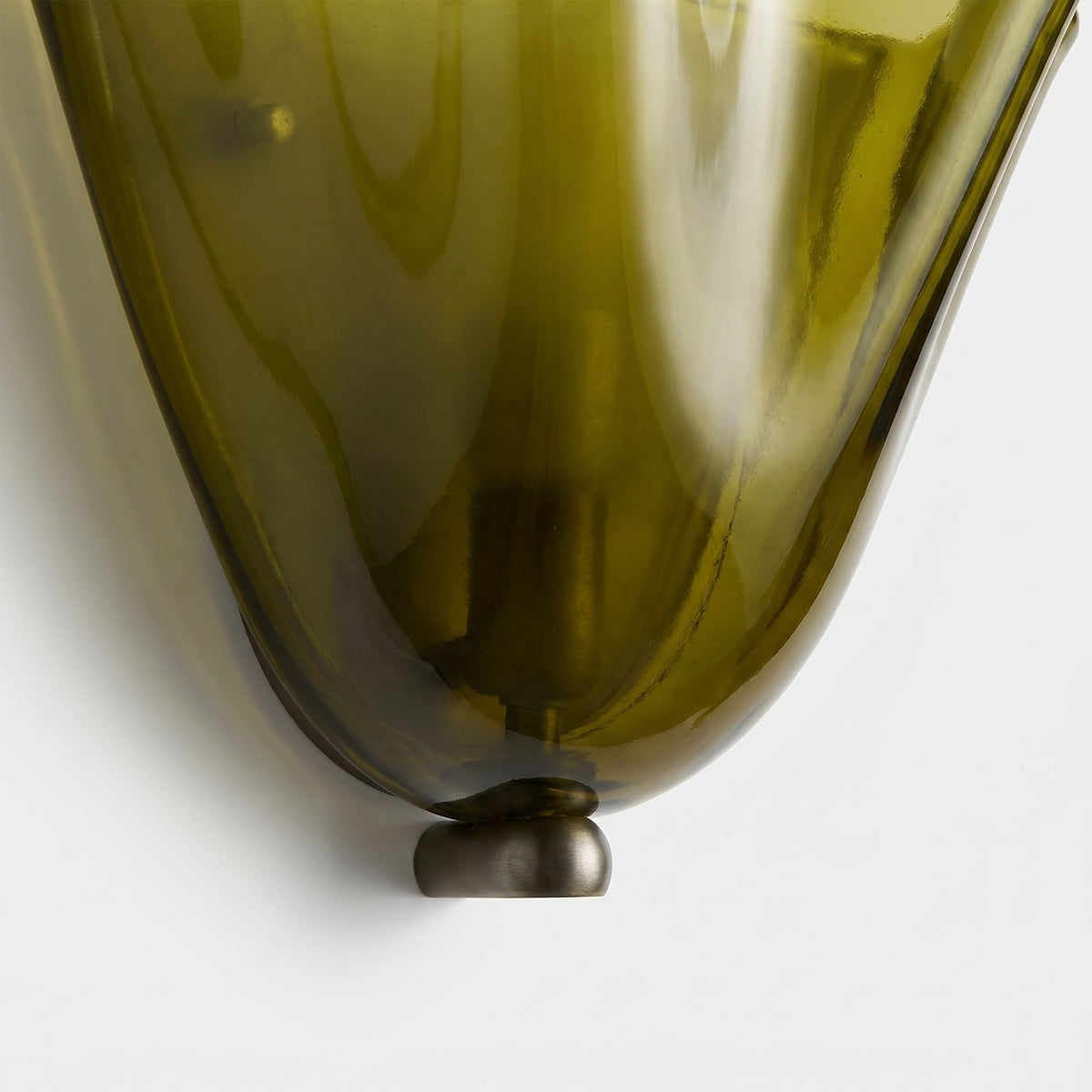 Applique lumineuse E14 en verre soufflé, aux nuances ambrées profondes, créant une ambiance élégante dans un couloir.