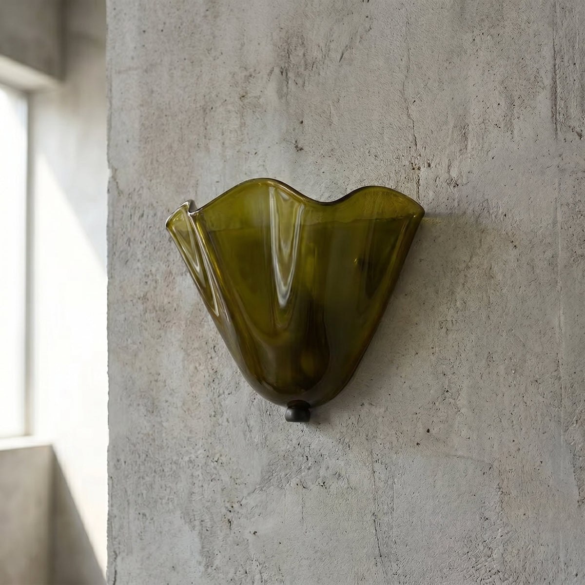 Luminaire mural avec son verre dégradé allant du jaune clair au brun foncé, reflétant un savoir-faire inspiré du style vénitien.