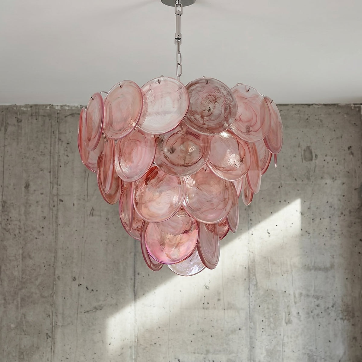 Détail du montage et des finitions métalliques du lustre style Murano, mettant en valeur la qualité de l'assemblage et du design.