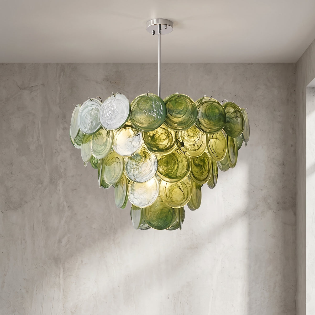 Lustre suspension style Murano vintage vert foncé, éclairant un salon moderne avec une lumière douce et chaleureuse.