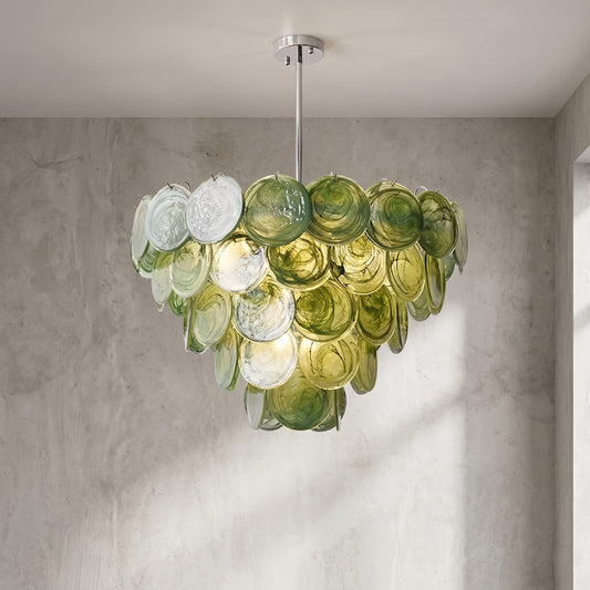 Lustre suspension style Murano vintage vert foncé, éclairant un salon moderne avec une lumière douce et chaleureuse.