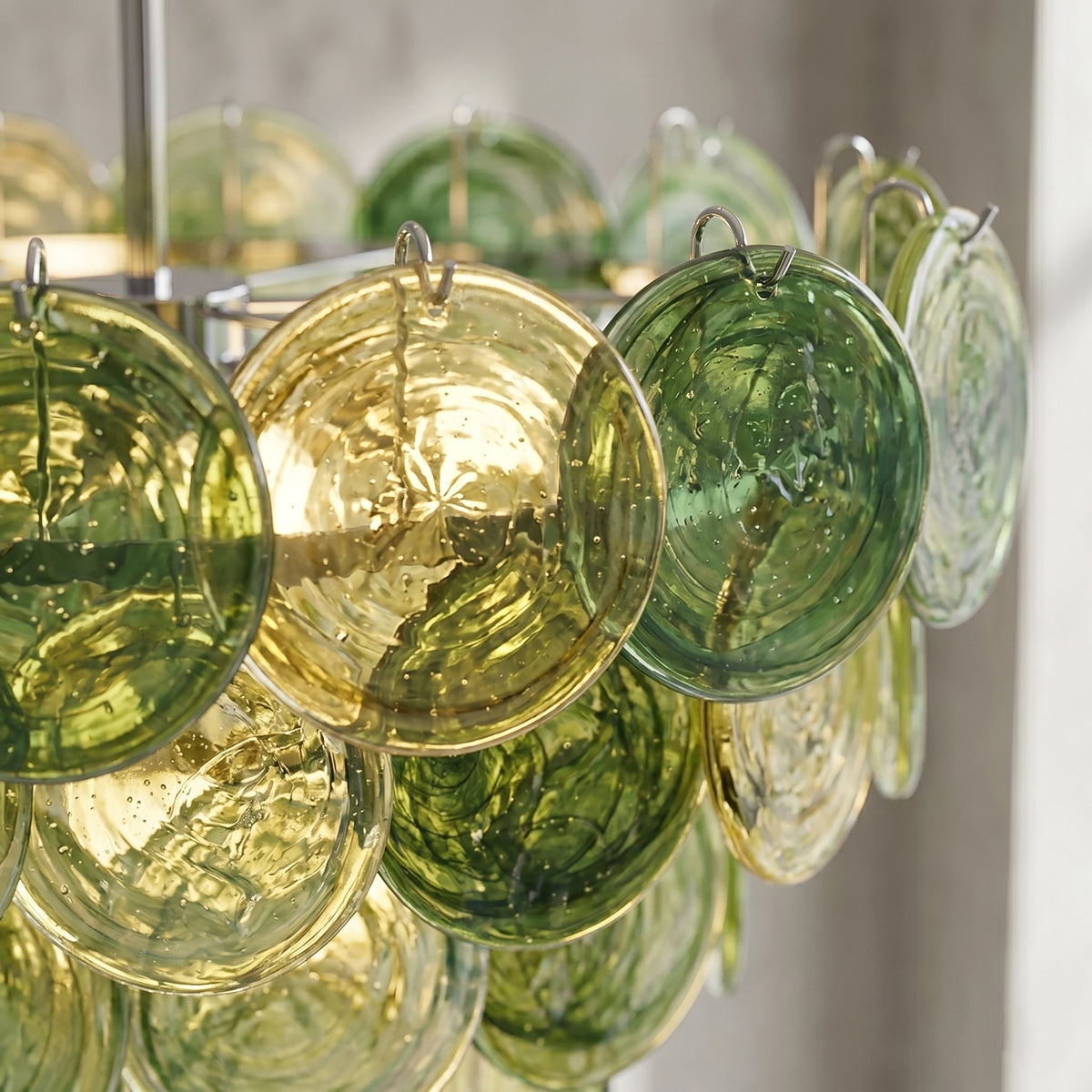 Vue latérale du lustre suspension vert foncé, montrant la superposition élégante des cinq couches de verre soufflé.