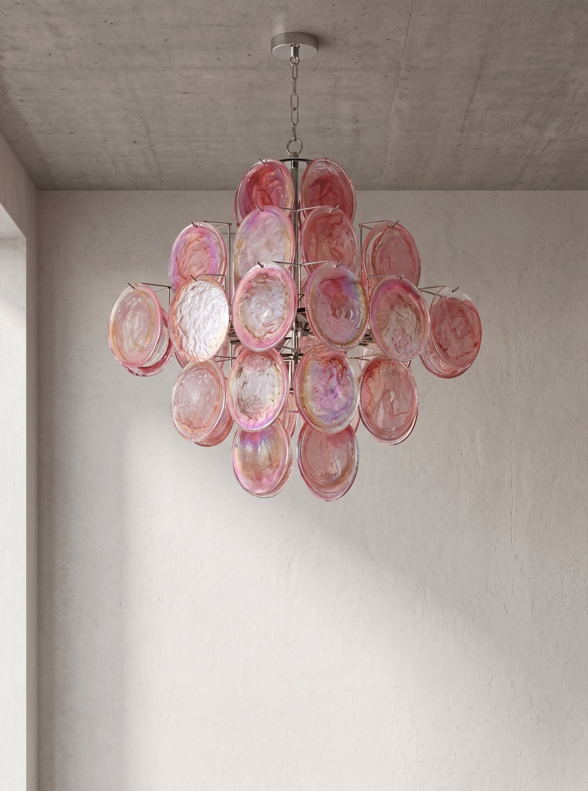 Profil du lustre style Murano, soulignant le volume et l'agencement artistique des nombreux disques de verre.