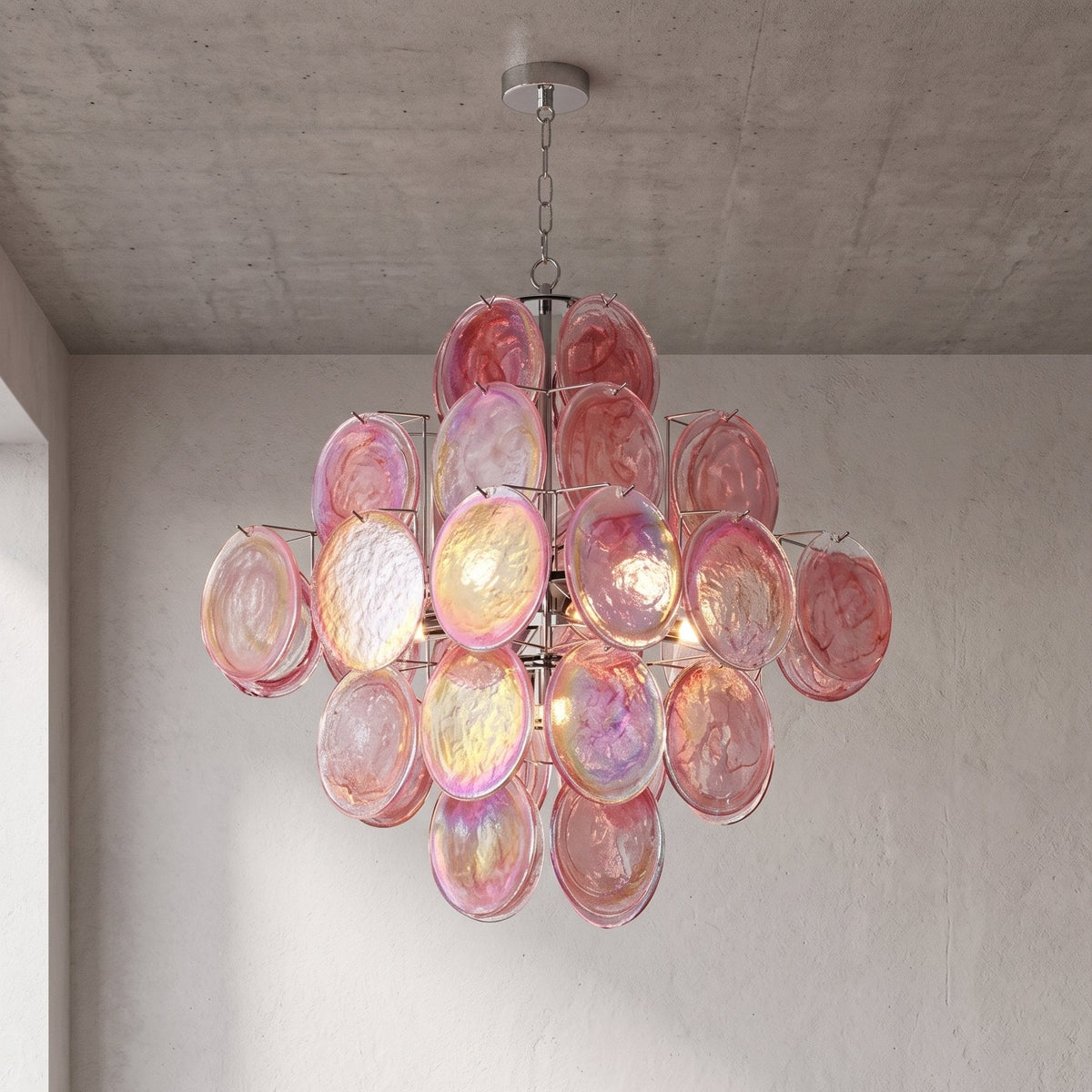 Vue d'ensemble du lustre style Murano avec ses disques de verre irisé rose. Le design élégant illumine une pièce moderne.