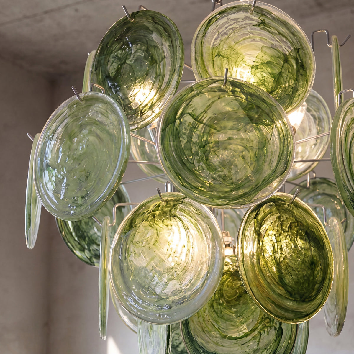 Détail des 8 douilles E14 du lustre style Murano, prêt à accueillir des ampoules LED pour un éclairage optimal et dimmable.