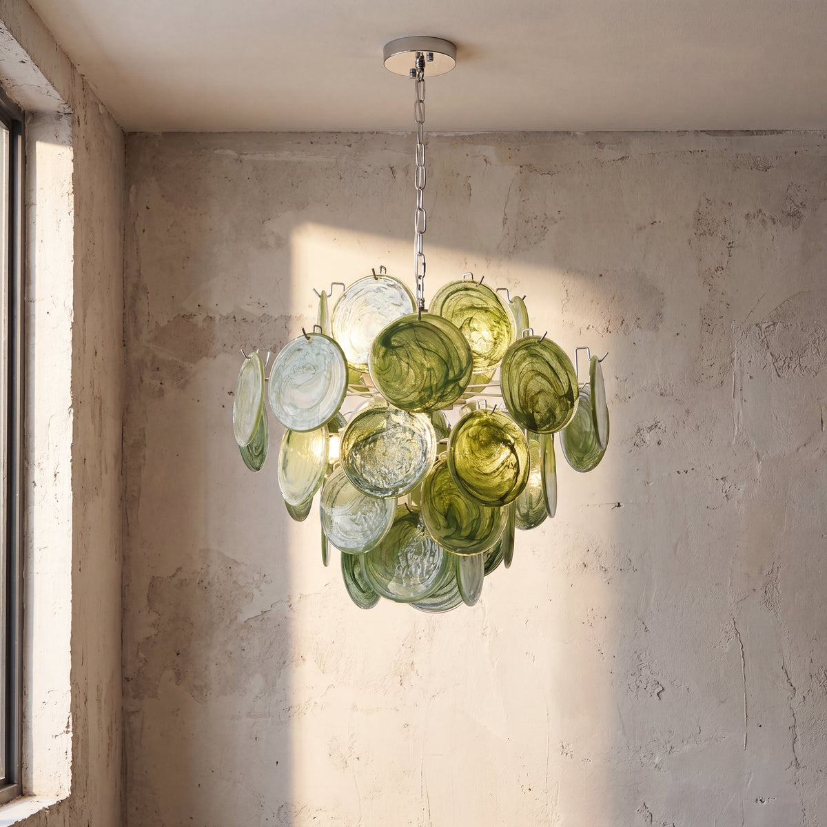 Lustre suspension style Murano vert foncé de 60cm de large, éclairant un salon moderne avec élégance et un design unique.