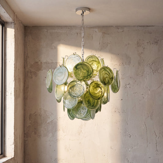 Lustre suspension style Murano vert foncé de 60cm de large, éclairant un salon moderne avec élégance et un design unique.