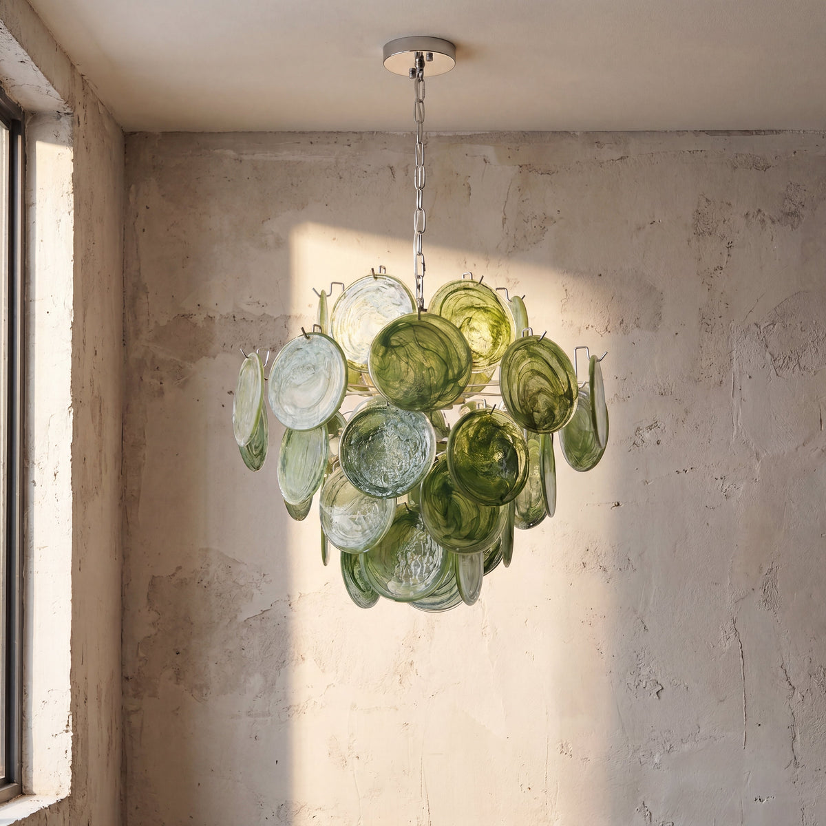 Lustre suspension style Murano vert intense, son design circulaire harmonieux apportant une touche de nature et de sophistication à l'espace.