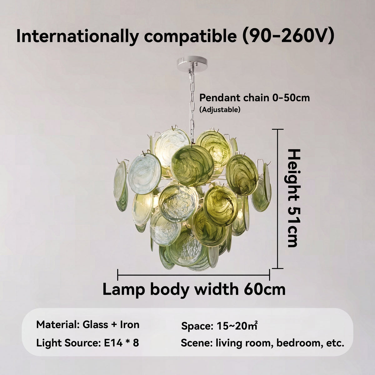 Effet lumineux du lustre vert foncé allumé, les disques de verre coloré diffusant une ambiance cosy et accueillante.