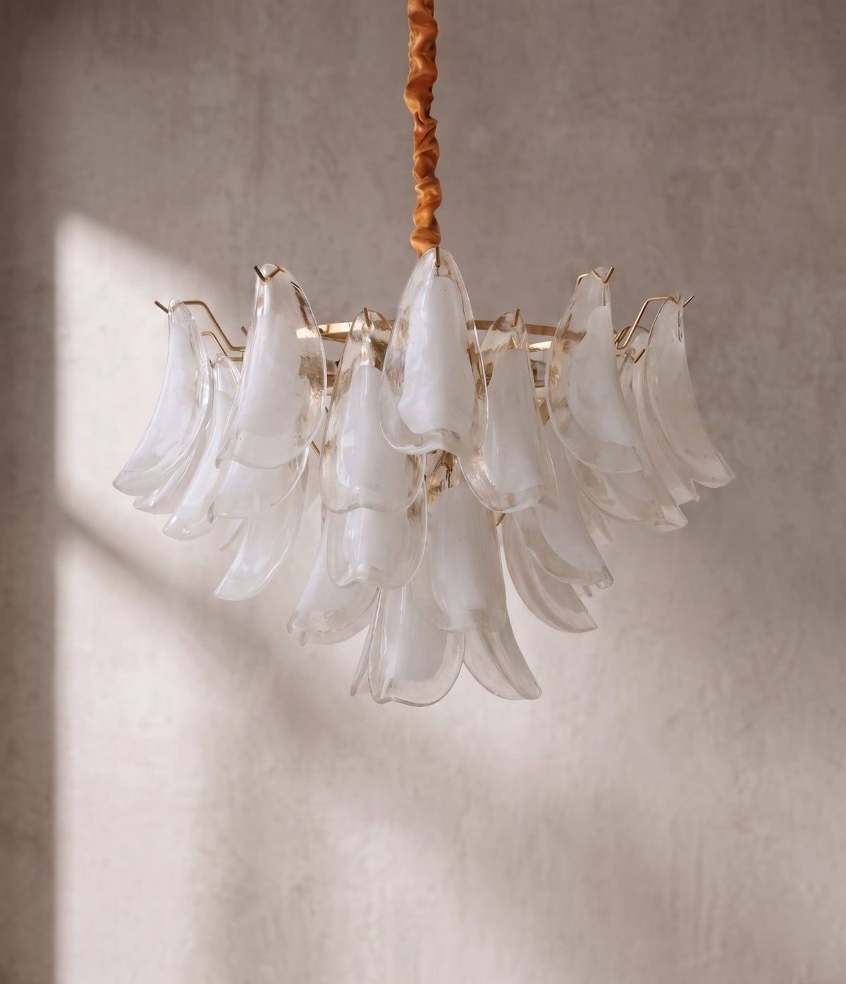 Lustre de 60 cm de diamètre et 45 cm de hauteur, offrant un éclairage généreux pour les espaces de 15 à 20 mètres carrés.