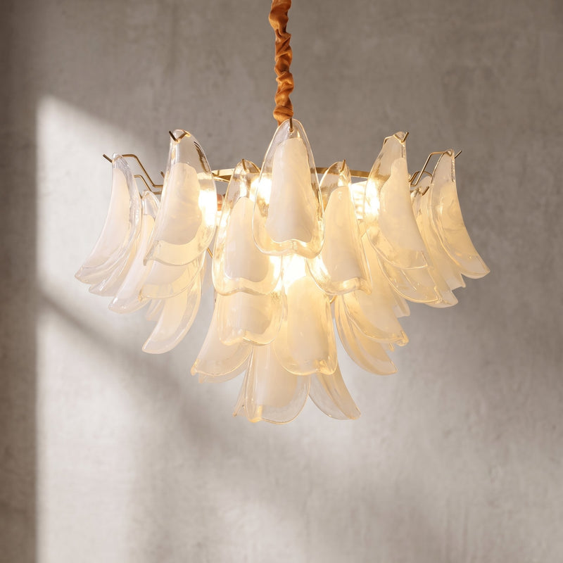 Lustre style Murano en verre opalin, design aérien et élégant pour illuminer un salon moderne avec une touche d'artisanat.