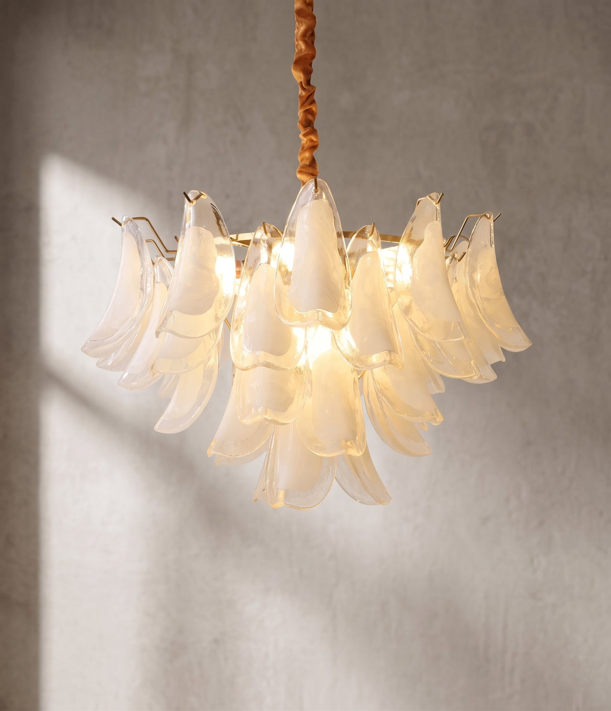 Lustre style Murano en verre opalin, design aérien et élégant pour illuminer un salon moderne avec une touche d'artisanat.