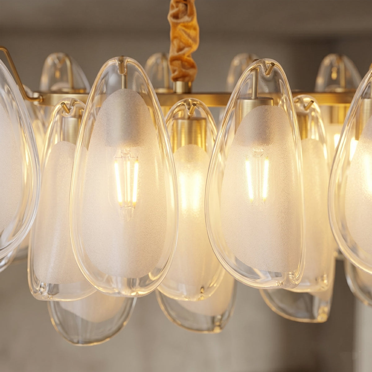 Suspension de style Murano installée dans une salle à manger, créant une ambiance chaleureuse et raffinée avec ses 9 sources lumineuses E14.
