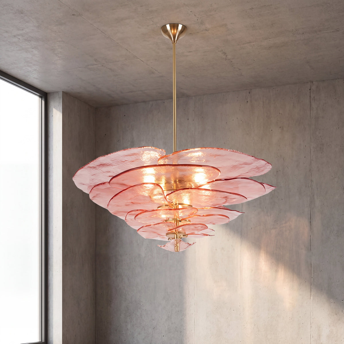 Lustre style Murano rose poudré, vue d'ensemble, suspendu au plafond d'un salon moderne avec une lumière douce et chaleureuse.