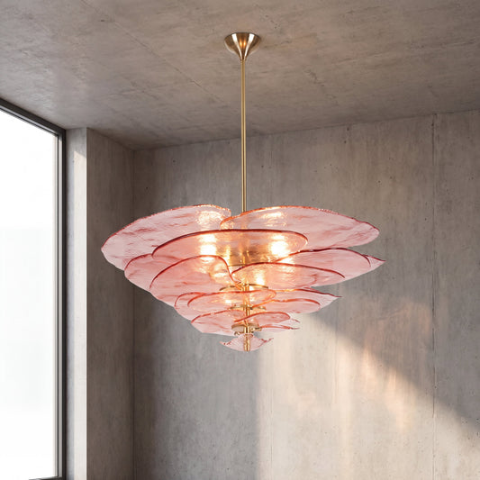 Lustre style Murano rose poudré, vue d'ensemble, suspendu au plafond d'un salon moderne avec une lumière douce et chaleureuse.