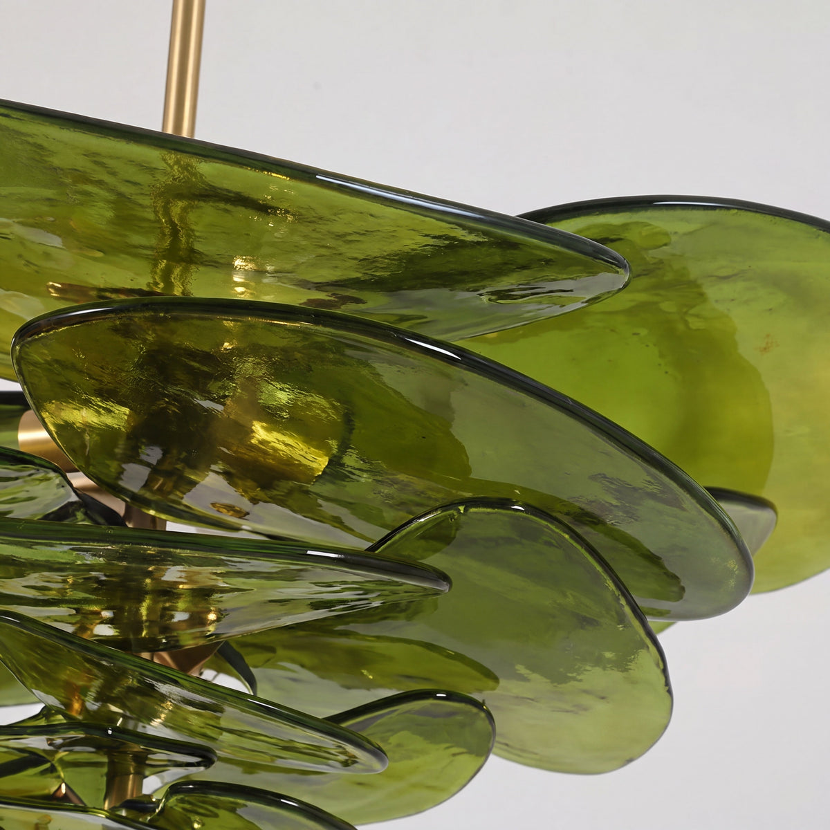 Détail des 8 ampoules de type G9 intégrées dans le lustre, assurant une diffusion homogène de la lumière ambiante.