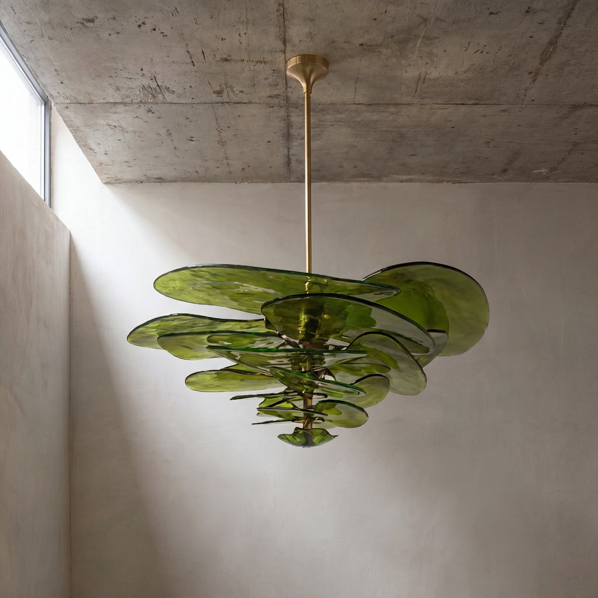 Le lustre style Murano vert ambré installé dans une salle à manger, créant une atmosphère conviviale et chaleureuse.