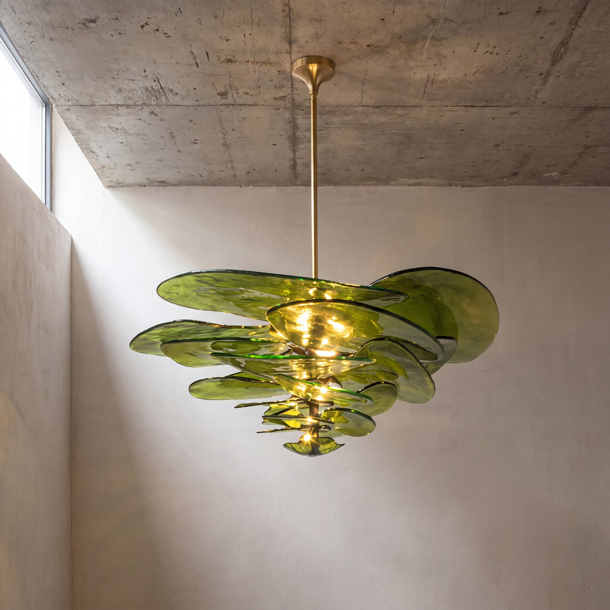 Lustre suspension style Murano en verre vert ambré, offrant une esthétique rétro chic et chaleureuse pour un salon élégant.