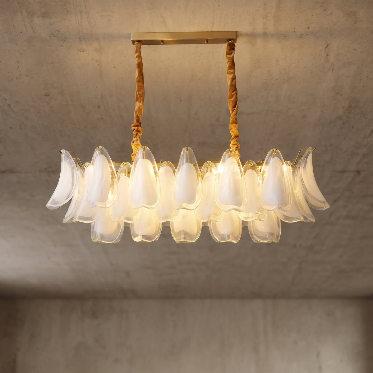 Lustre suspension floral style Murano avec ses 8 pétales de verre soufflé blanc opalin, illuminant un grand salon élégant.