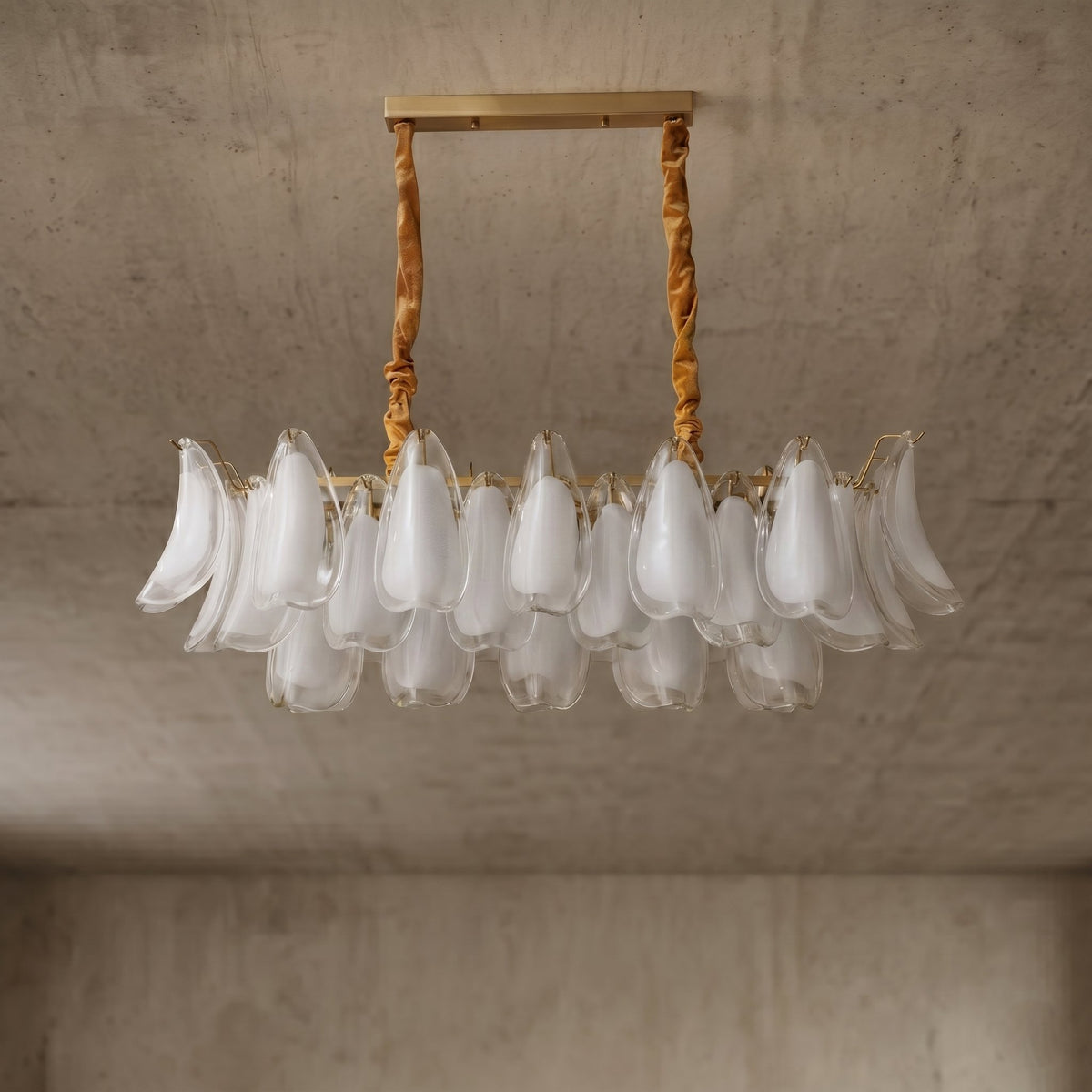 Installation du lustre style Murano, chaîne ajustable de 50cm, offrant un éclairage ambiant chaleureux dans un intérieur moderne.